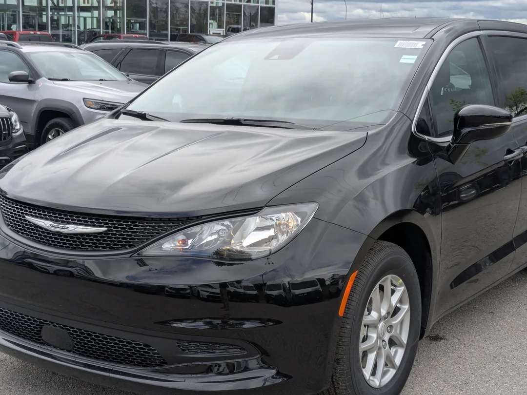 New 2026 Black Chrysler SXT - - FWD - Stow n Go Seats - Power Sliding Doors - Heated Seats - Adaptive Cruise & More! image 9