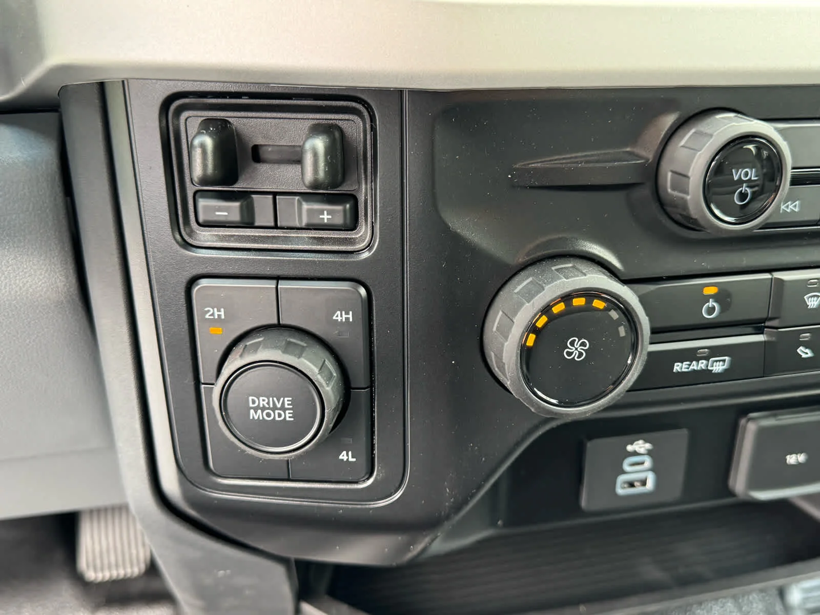 New 2026 Oxford White Ford F-550® XL image 27