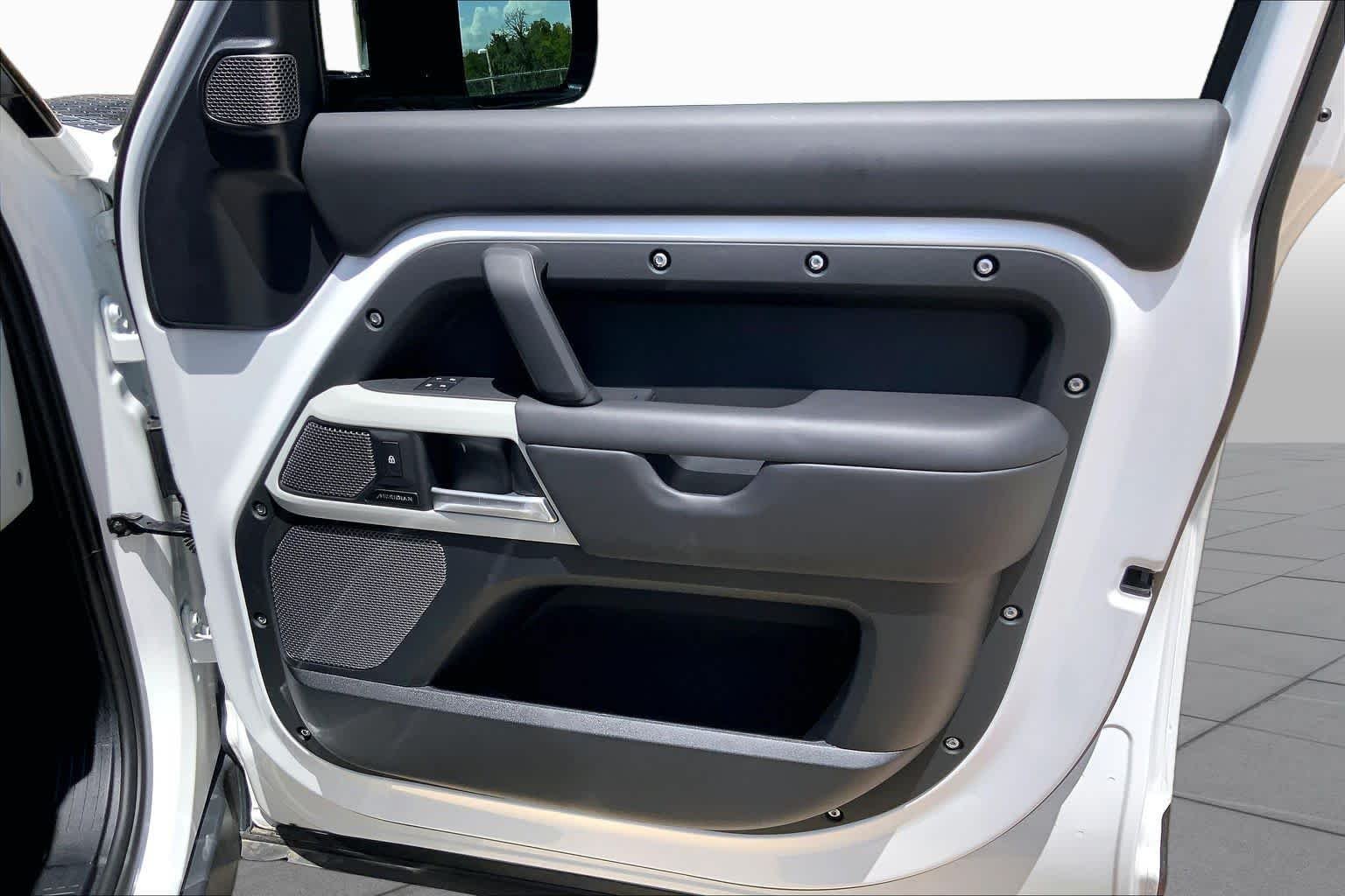 Used 2024 Fuji White Land Rover S image 22