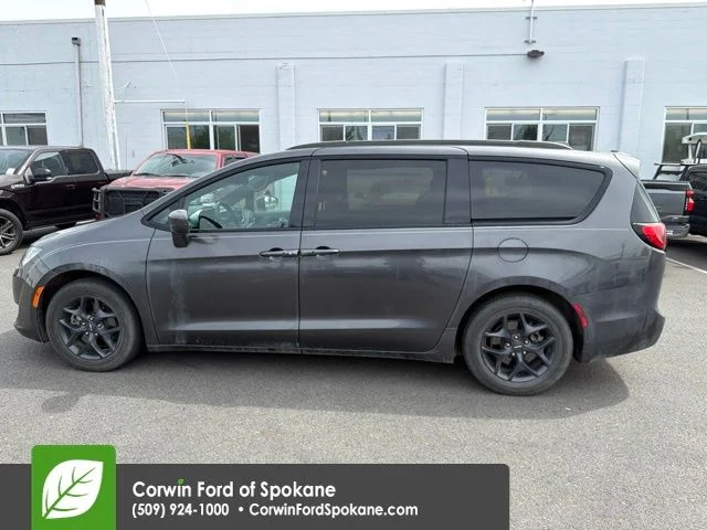 Used 2018 Gray Chrysler Touring L image 9