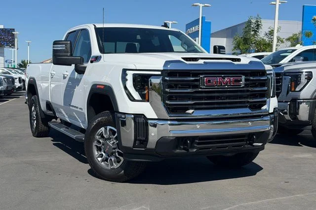 New 2026 Summit White GMC SLE image 1