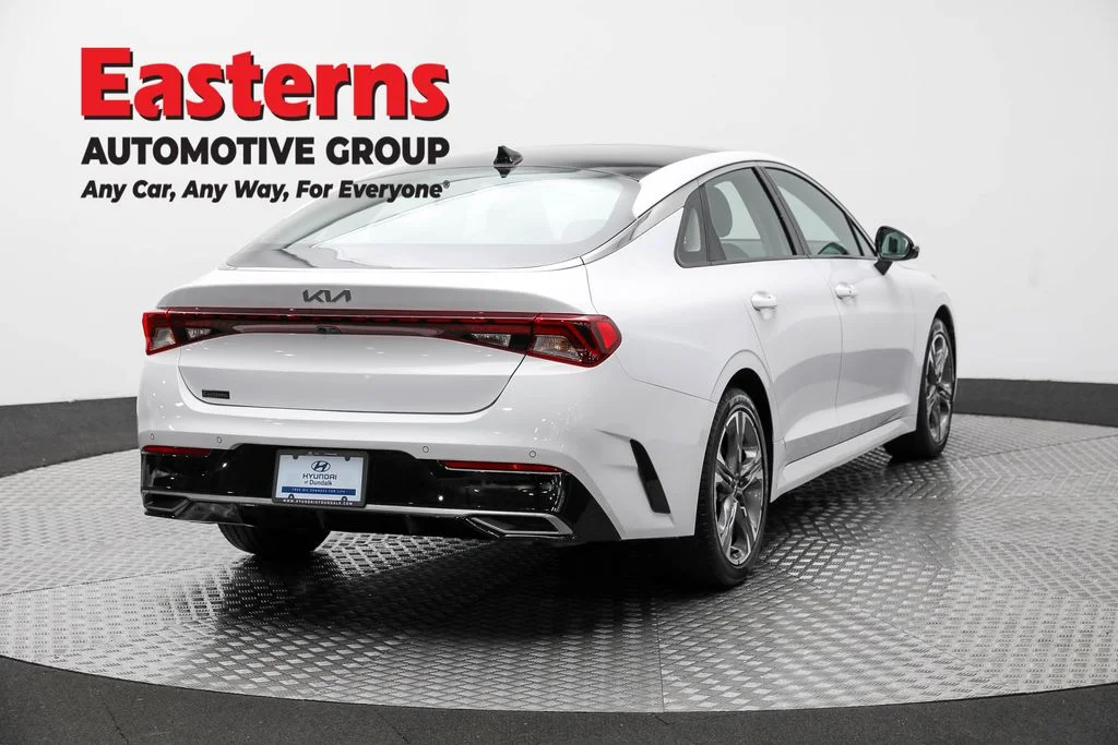 Used 2022 White Kia EX image 5