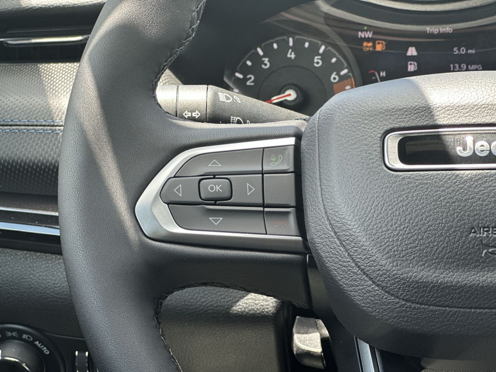 New 2026 Bright White Clear-Coat Exterior Paint Jeep Latitude image 21