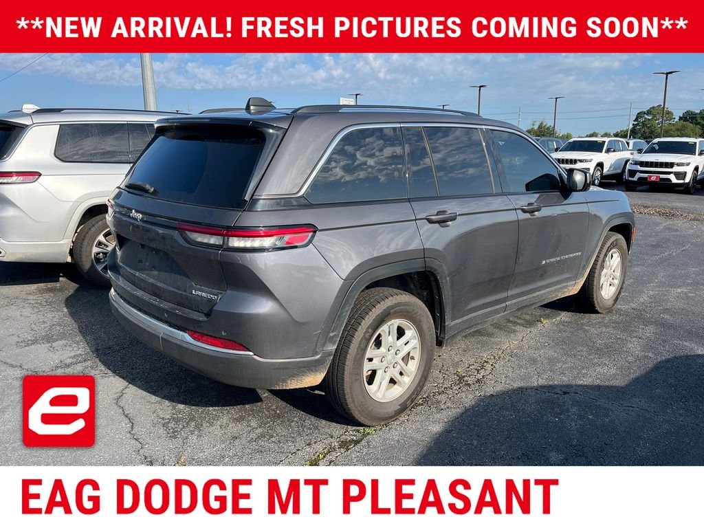 Used 2023 Gray Jeep Laredo image 4