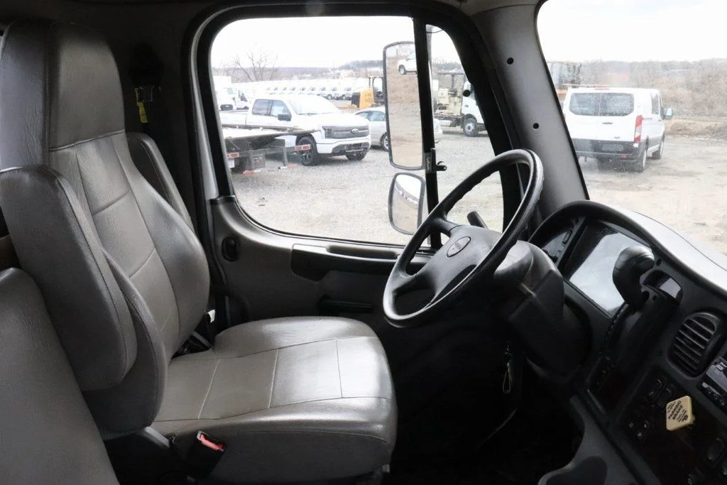 Used 2021  FREIGHTLINER M2 image 5