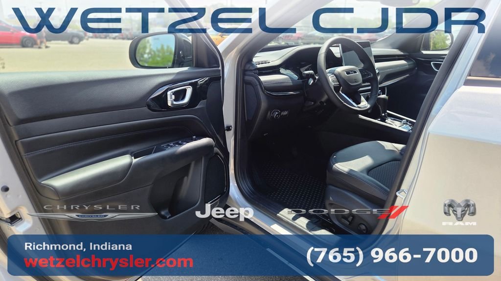 New 2026 Silver Zynith Metallic Clearcoat Jeep Latitude image 9