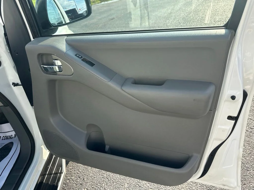 Used 2014 White Nissan SV image 22