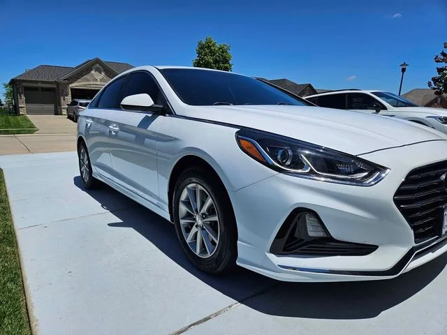 Used 2018 White Hyundai SE image 2