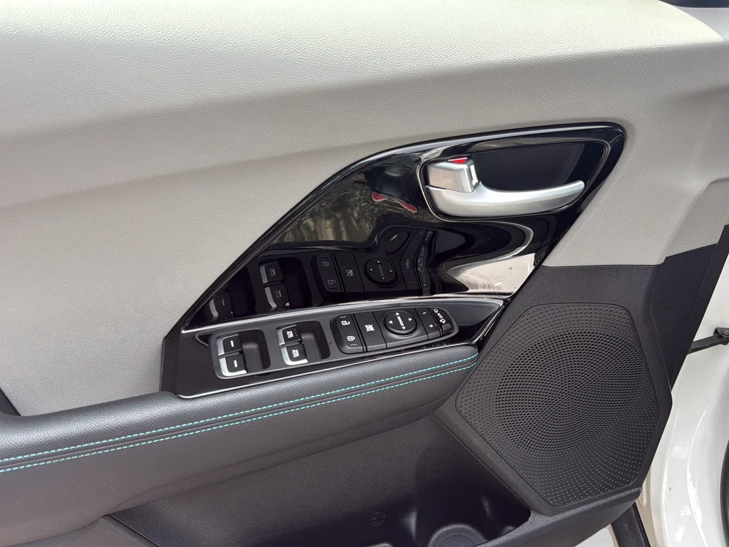 Used 2019 White Kia EX image 34