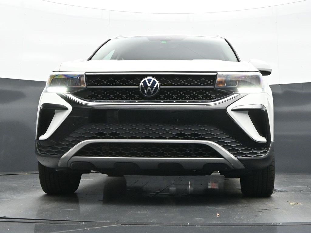 Used 2023 Pure White Volkswagen SE image 19