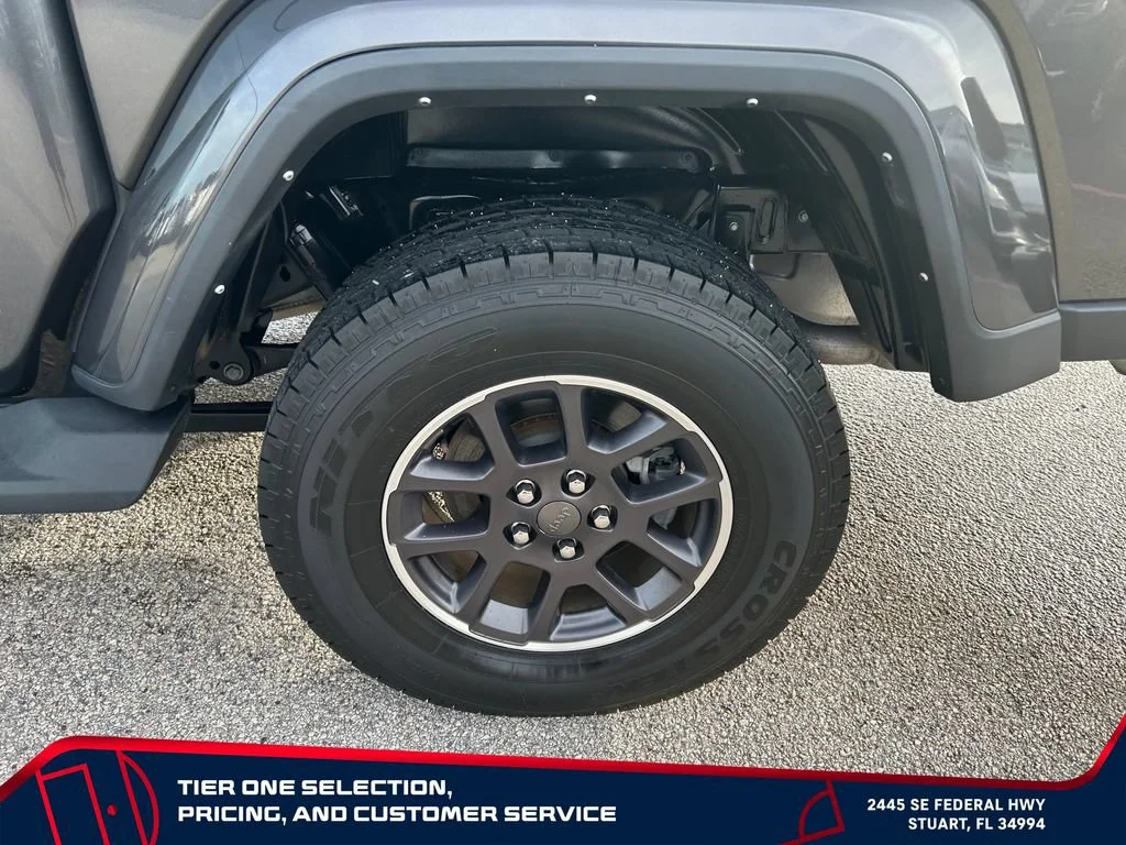 Used 2022 Gray Jeep Overland 4x4 image 9