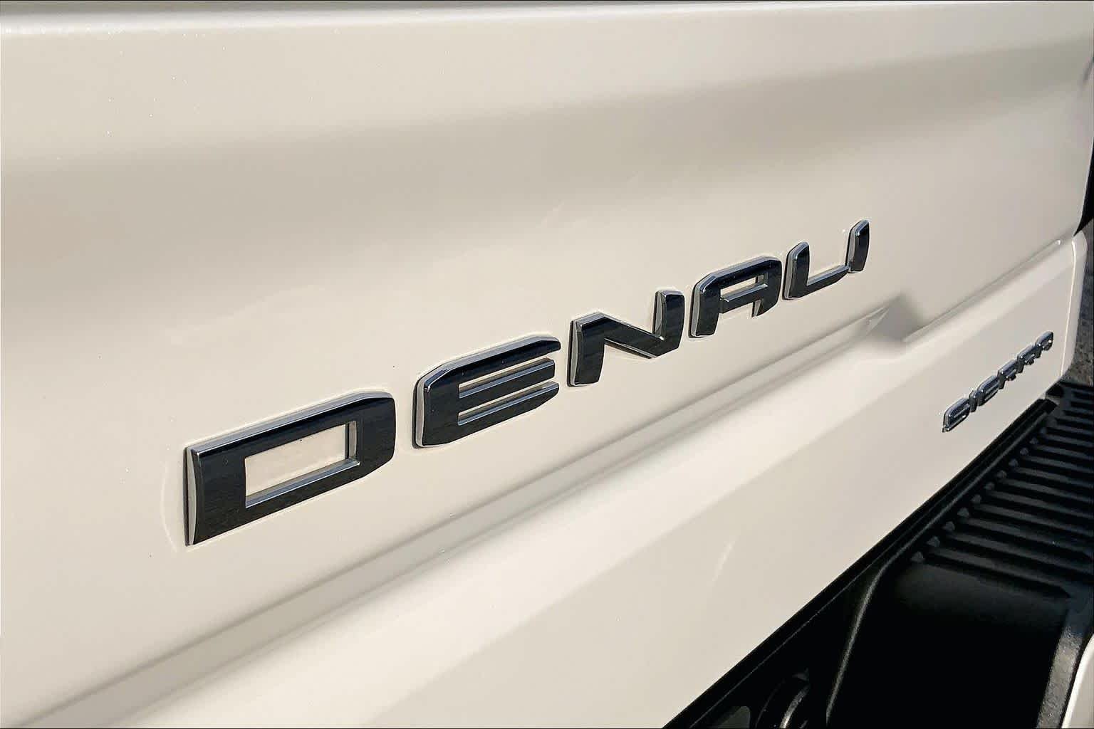 Used 2024 White Frost Tricoat GMC Denali Ultimate image 10