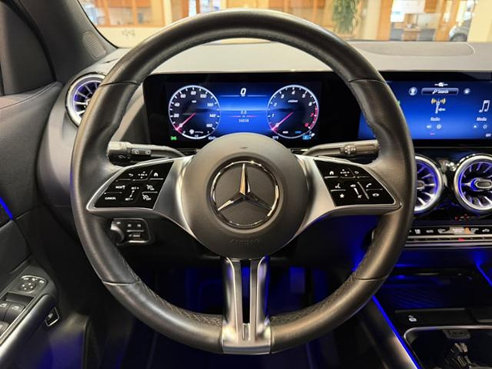 Used 2025 Cirrus Silver Metallic Mercedes-Benz 4MATIC® image 12