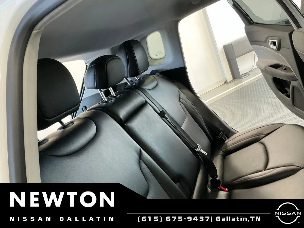 Used 2022 Bright White Clearcoat Jeep Latitude Lux image 19