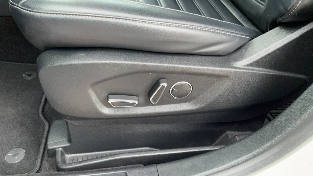 Used 2019 White Ford SEL image 19