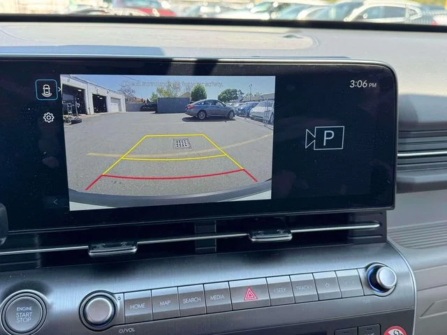 Used 2025 White Hyundai SEL image 32
