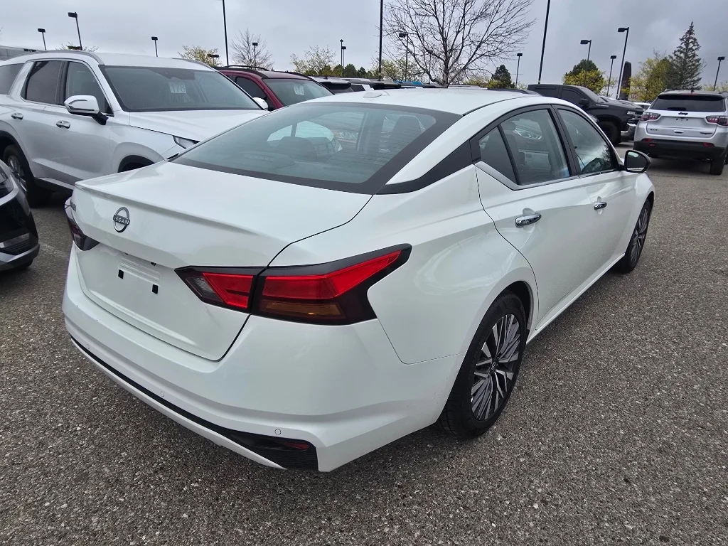 Used 2025 Glacier White Nissan SV image 4