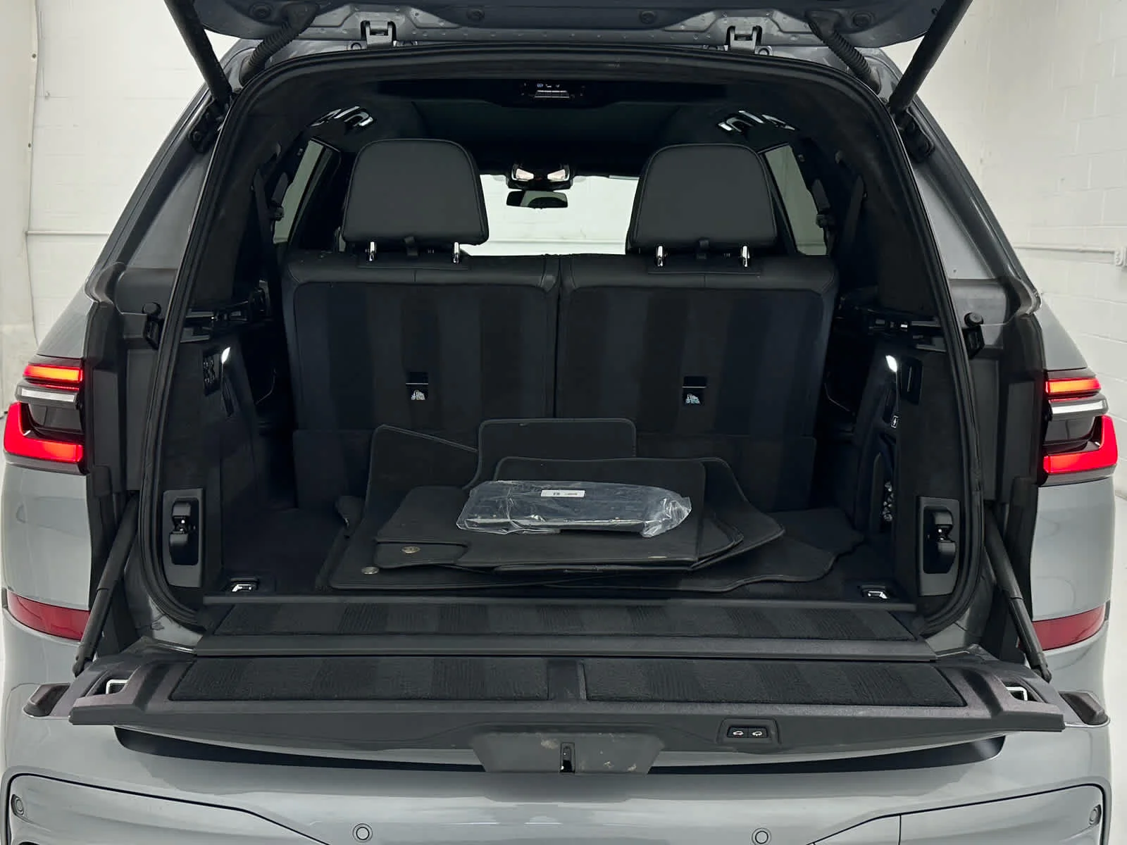 Used 2025 Skyscraper Grey Metallic BMW ALPINA XB7 image 47