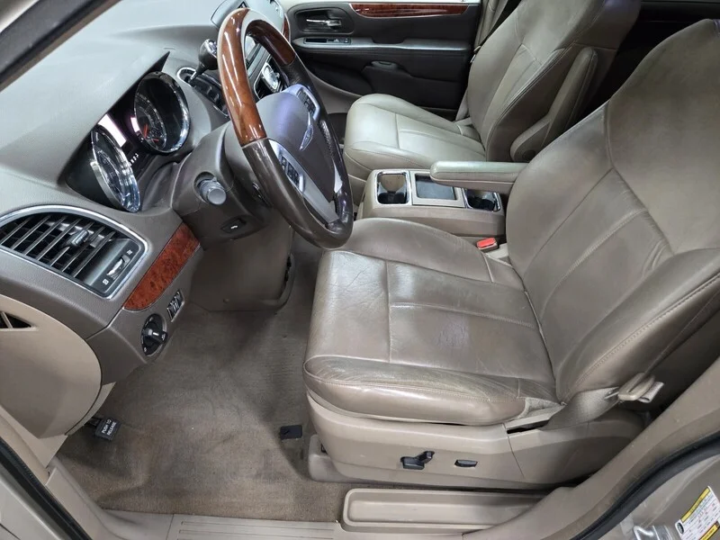 Used 2013 Cashmere Pearl Chrysler Limited image 6