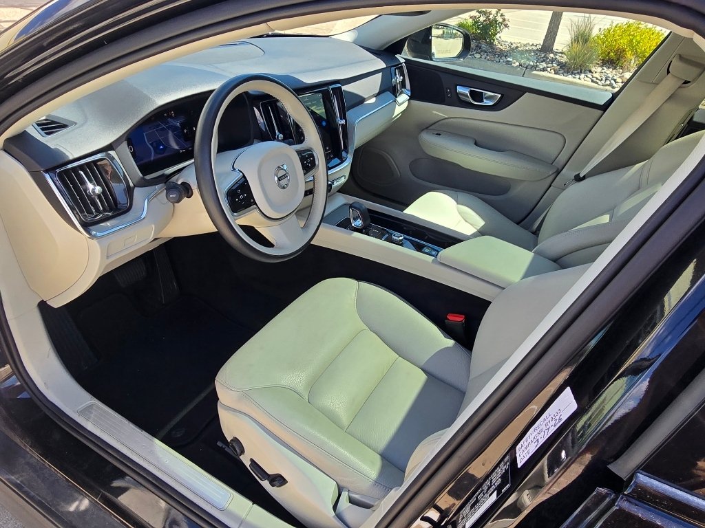 Used 2025 Onyx Black Metallic Volvo Plus image 24