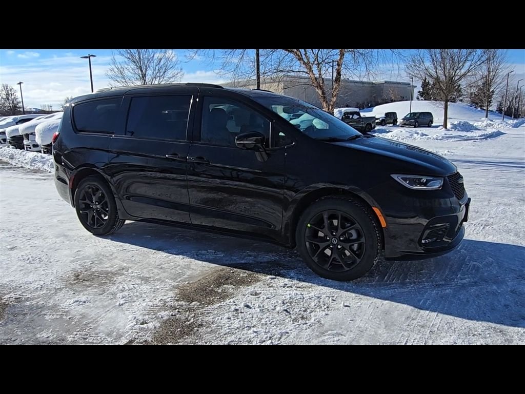 New 2026 Diamond Black Crystal Pearl-Coat Exterior Paint Chrysler Select image 9