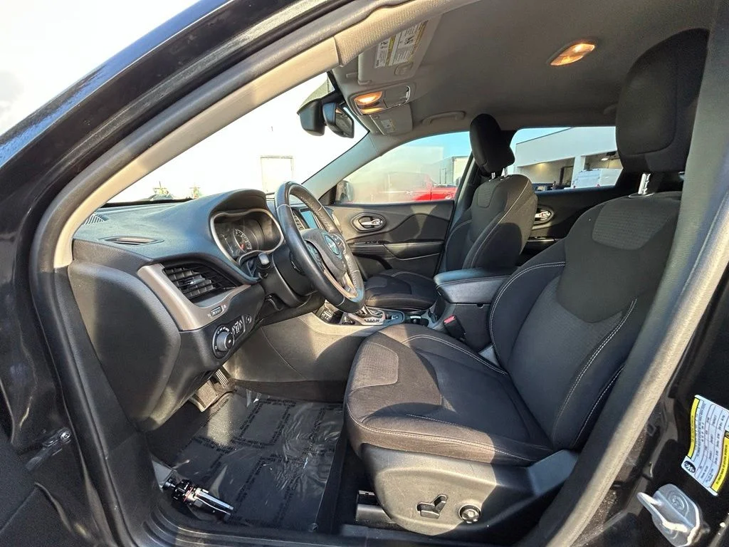 Used 2015 Brilliant Black Crystal Pearlcoat Jeep Latitude image 10