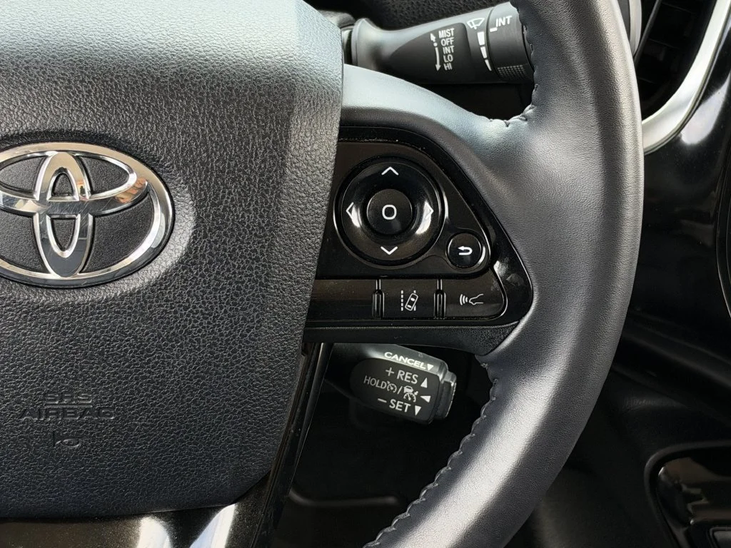 Used 2020 White Toyota XLE image 16