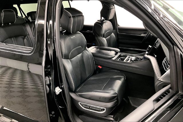 Used 2024 Diamond Black Crystal Pearlcoat Jeep Series II image 8