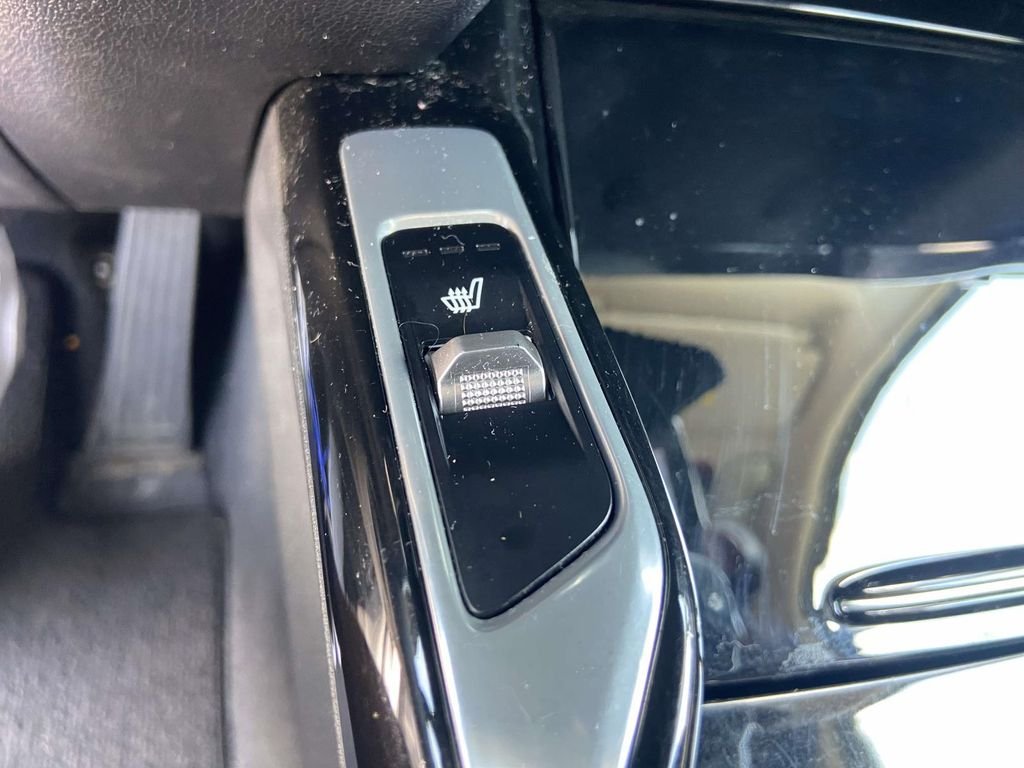 Used 2022 White Kia SX image 32