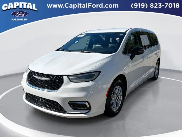 Used 2025 White Chrysler Select image 1