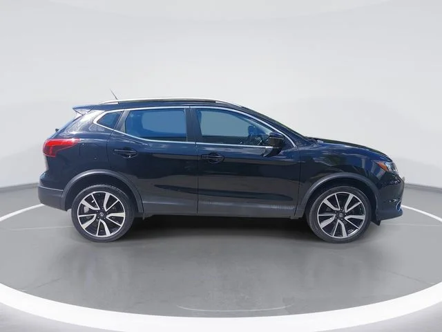 Used 2017 Black Nissan SL image 6