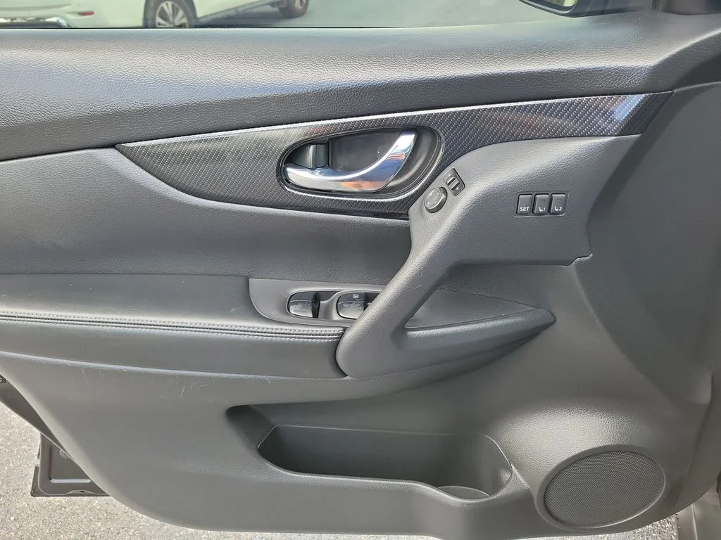 Used 2018 Black Nissan SL image 22