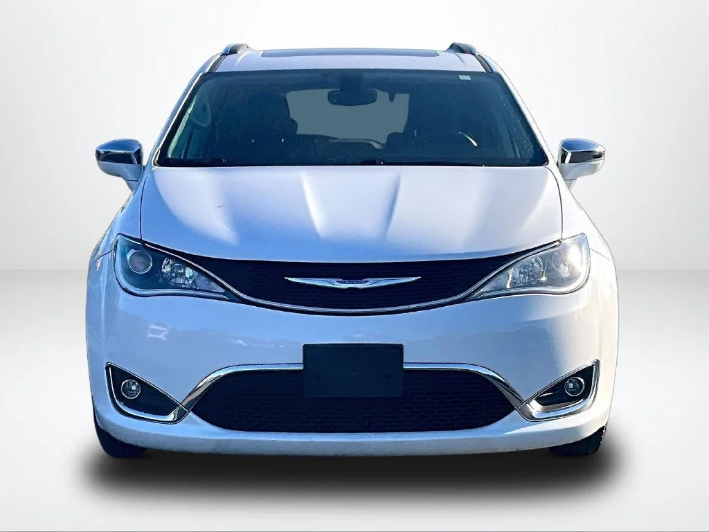 Used 2018 White Chrysler Limited image 3