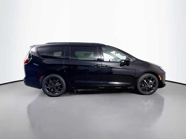 New 2027 Diamond Black Crystal Pearl-Coat Exterior Paint Chrysler Limited image 8