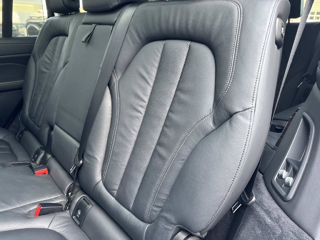 Used 2019 White Metallic BMW xDrive40i image 15