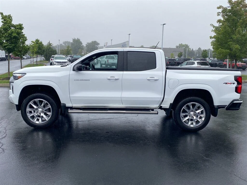 Used 2024 Summit White Chevrolet 4WD LT image 7