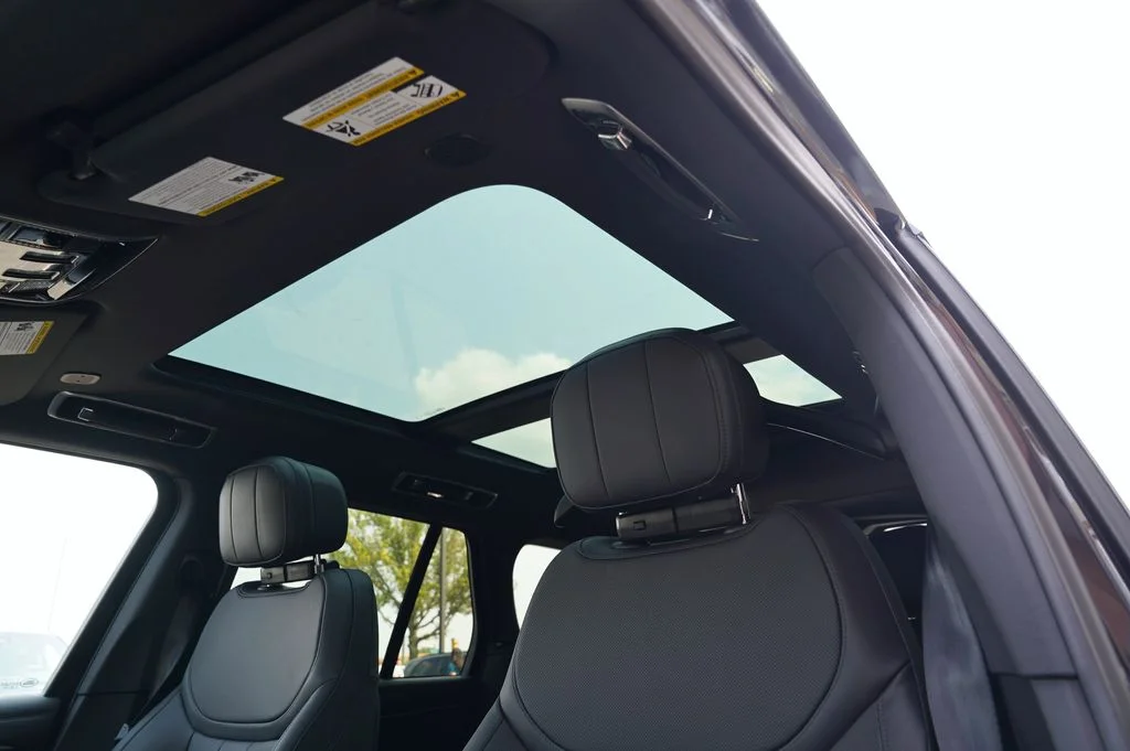 New 2026 Constellation Blue Ultra Metallic Gloss Land Rover SE image 13