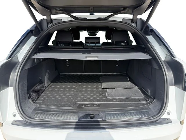 Certified Used 2025 White Land Rover Dynamic SE image 18
