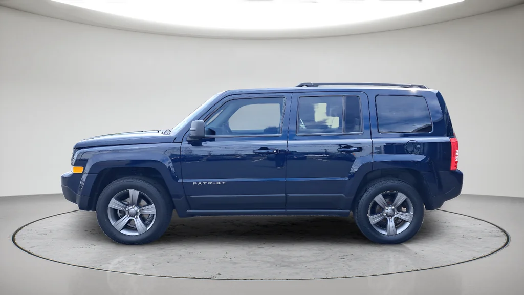 Used 2015 Blue Jeep Latitude image 6