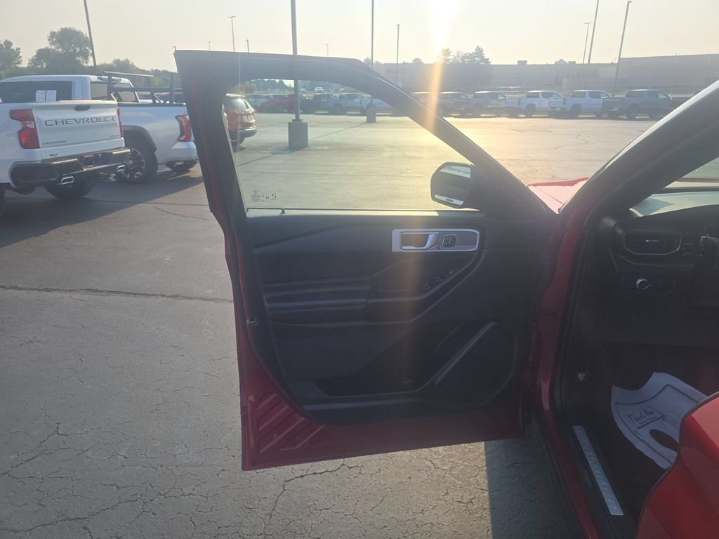 Used 2020 Red Metallic Ford Limited image 17