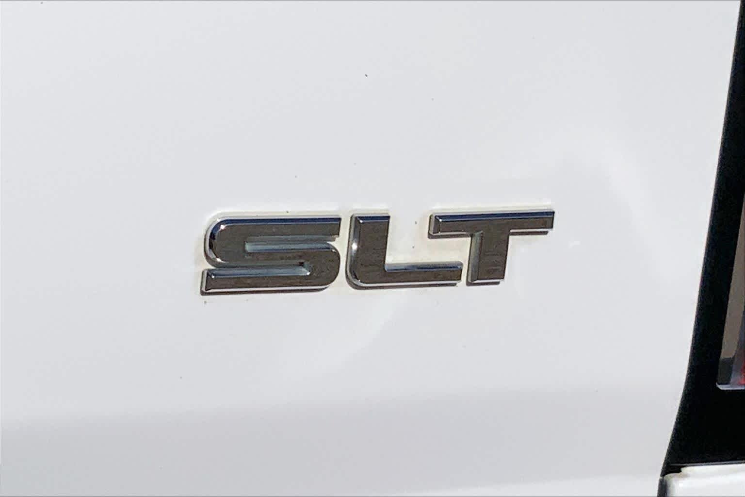 Used 2017 Summit White GMC 4WD SLT image 9