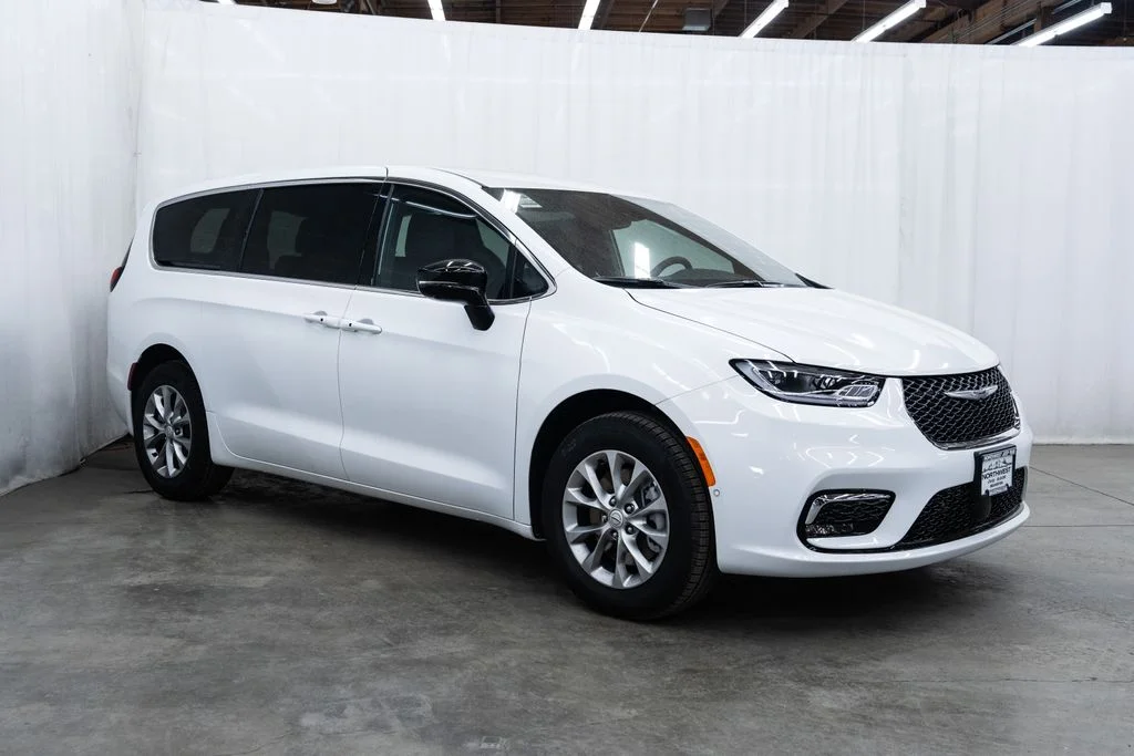 2026 Chrysler Pacifica Select AWD's photo