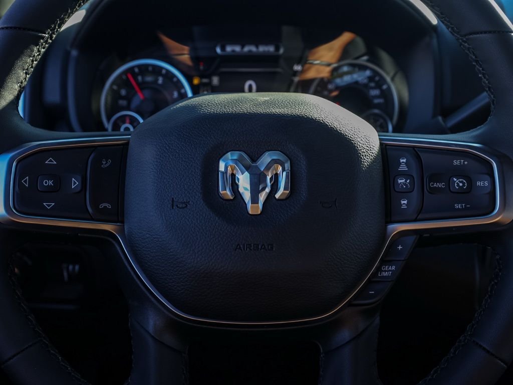 New 2026 Diamond Black Crystal Pearl-Coat Exterior Paint RAM Big Horn Night Edition image 22