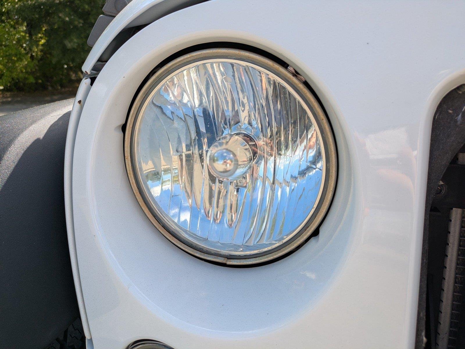 Used 2015 Bright White Clearcoat Jeep Rubicon image 10