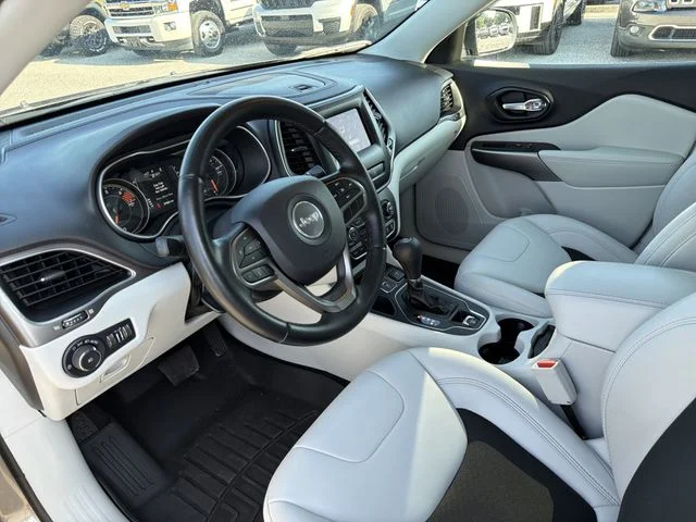 Used 2021 Beige Jeep Latitude Plus image 17