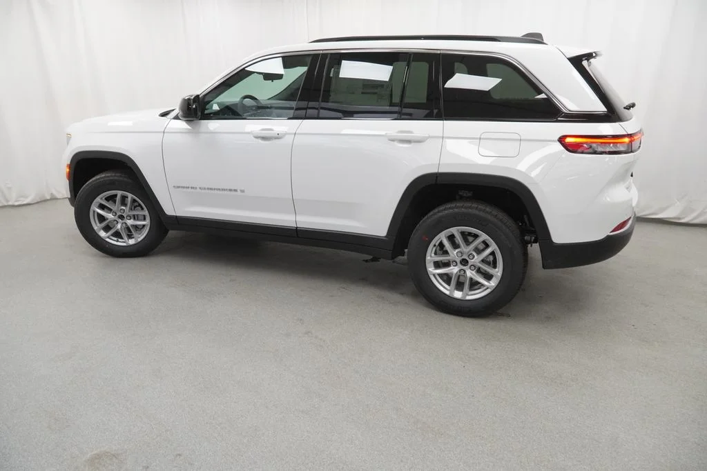 New 2026 Bright White Clear-Coat Exterior Paint Jeep Laredo image 14