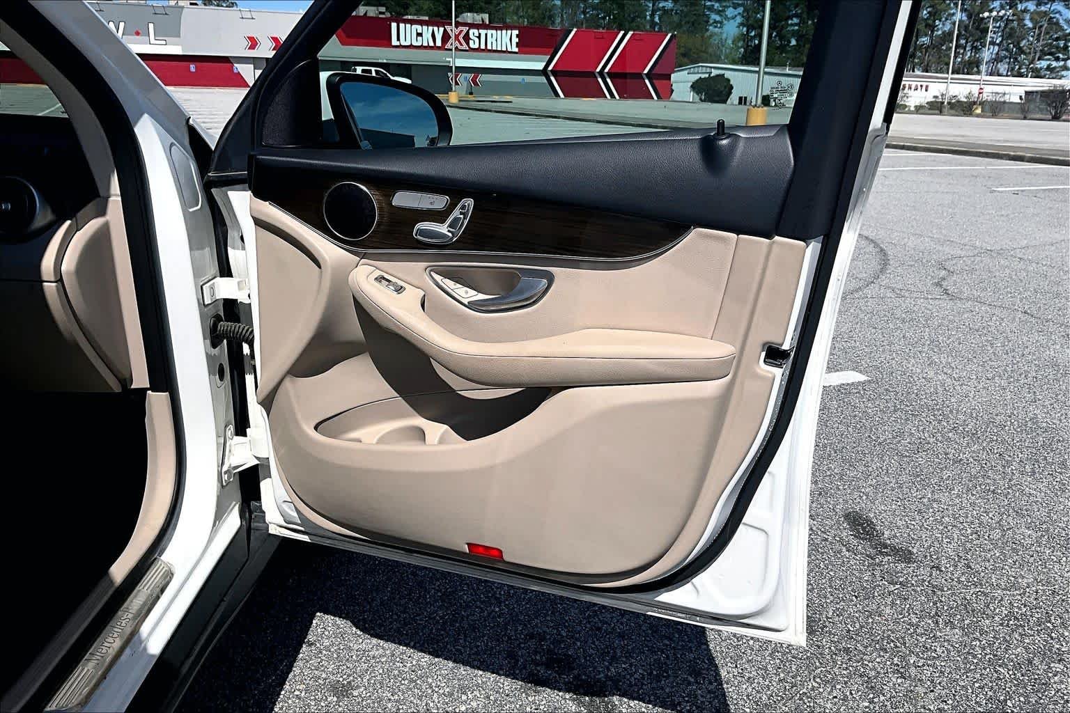 Used 2021 Polar White Mercedes-Benz GLC 300 image 23