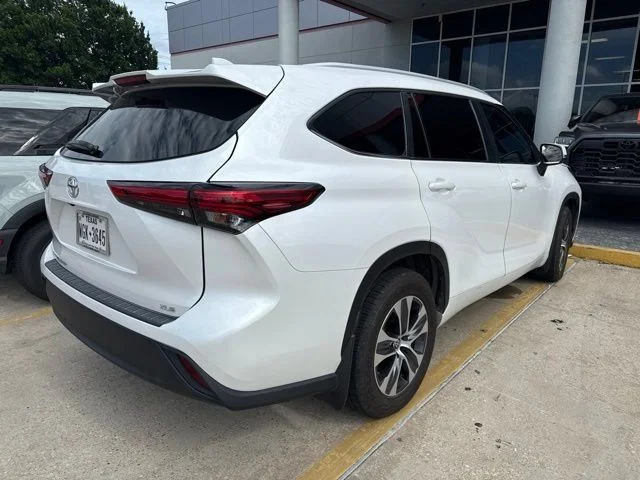 Used 2023 Beige Toyota XLE image 4