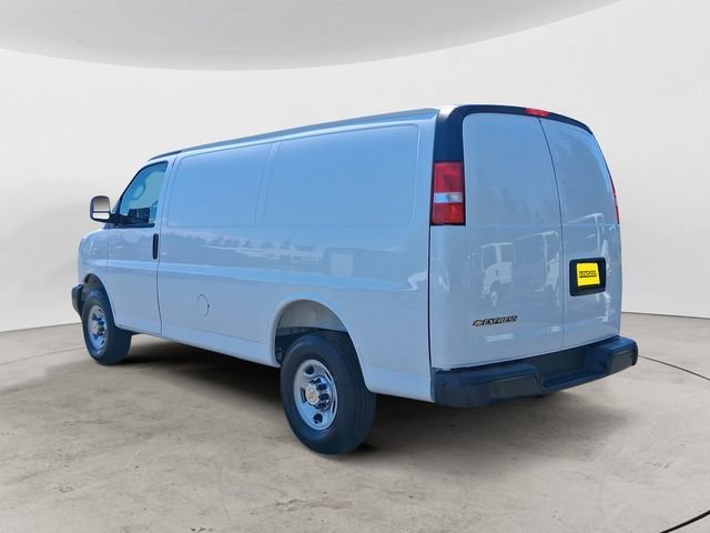 New 2025 Summit White Chevrolet WT image 3