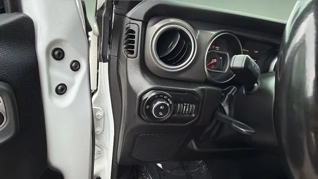 Used 2022 White Jeep Rubicon 4x4 image 22